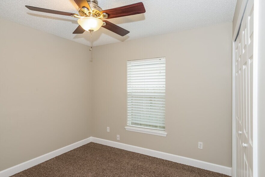 Building Photo - 1824 Creekview Dr