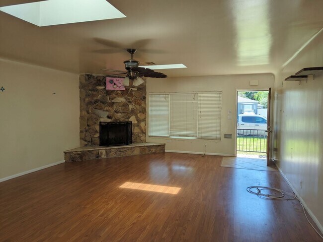 Building Photo - Spacious 2-Bed, 1-Bath Home in the Heart of Burbank!
