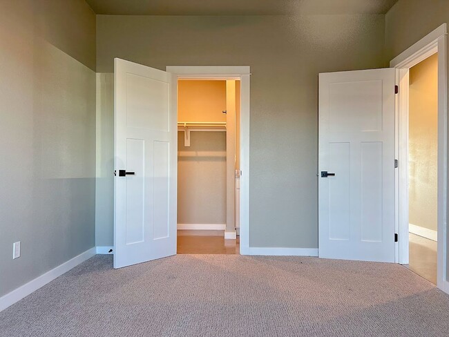 Building Photo - Pet Friendly 2 bed/ 1.5 bath unit at Soldier Ridge!