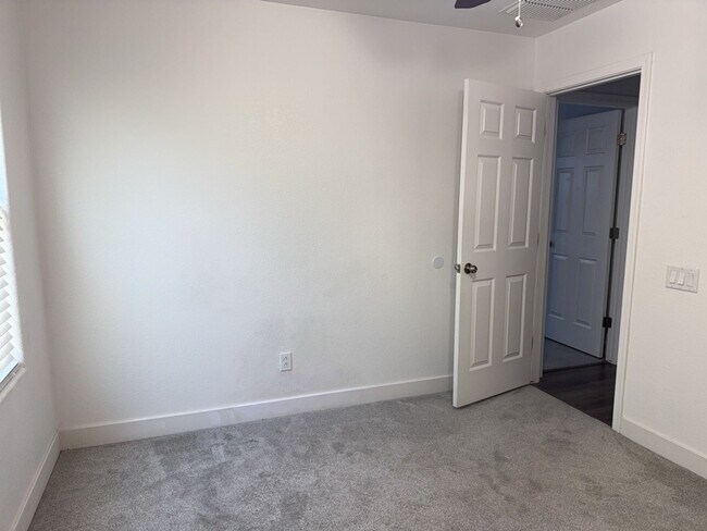 Building Photo - Beautifully updated 4 bedroom plus loft, 2...