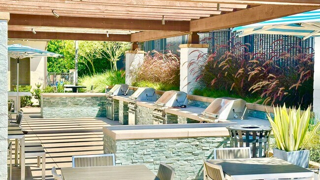 Building Photo - Beautiful "Model" Show Townhome in the Gat...