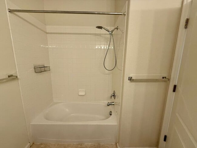 Building Photo - MUST SEE 2 Bed/2 Bath Condo in the Lakeshore at Centerra!