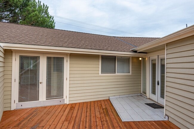 Building Photo - Charming Upper-Level Home with Water View – Walk to Downtown Coupeville - Landscaping Included