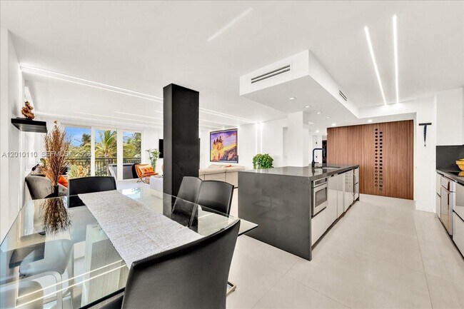 Building Photo - 1147 Hillsboro Mile