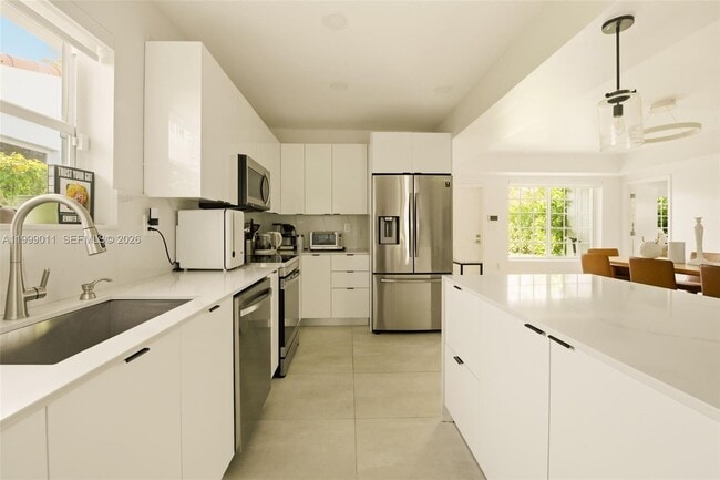 Building Photo - 725 W 51st St