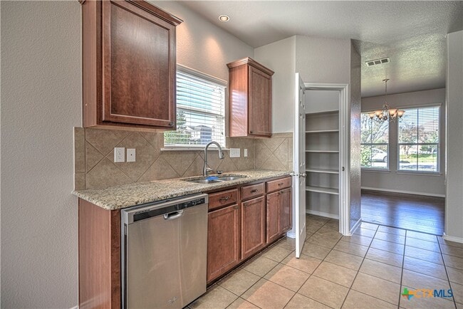 Building Photo - 1011 Sugar Brook Dr