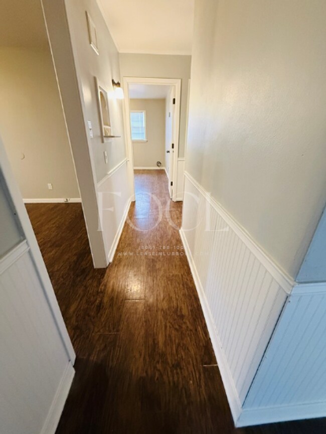 Building Photo - Large 3/2 with 2 living areas
