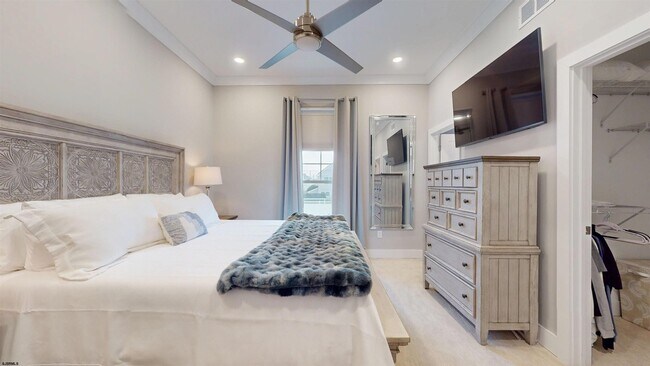 Building Photo - 404 21st St S