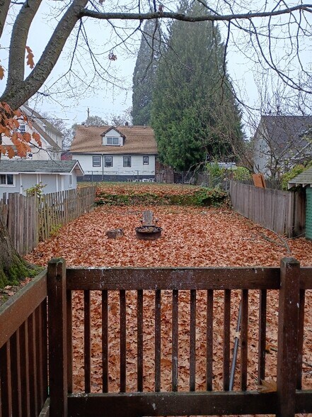 Building Photo - 547 NE Knott St