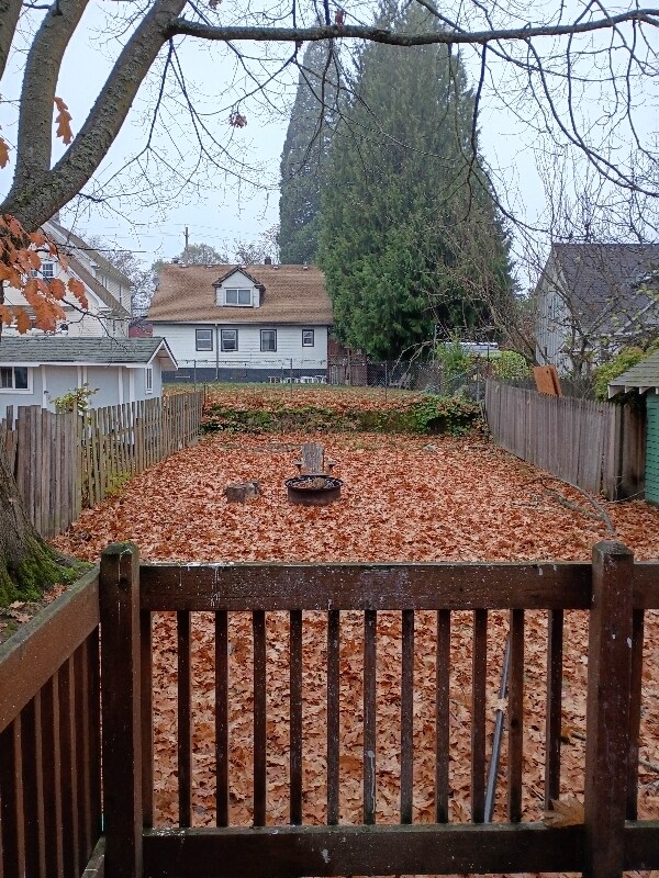 Building Photo - 547 NE Knott St