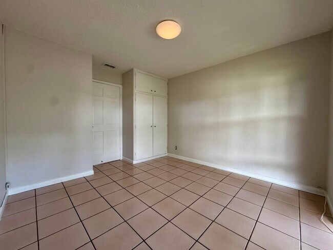 Building Photo - 924 SE 8th Ct