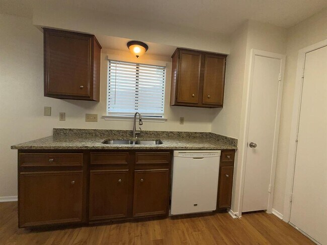 Building Photo - 305 Kimberly Dr