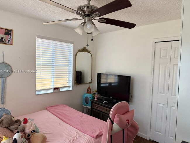 Building Photo - 233 E Forest Oak Cir