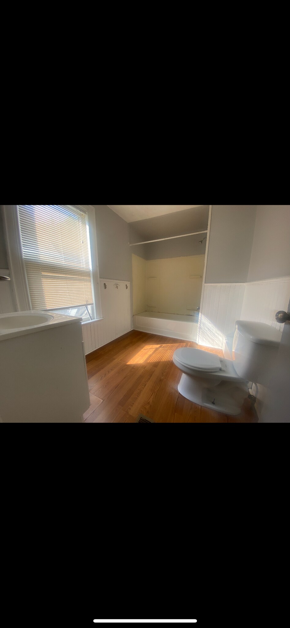 Building Photo - 21 Haendel St