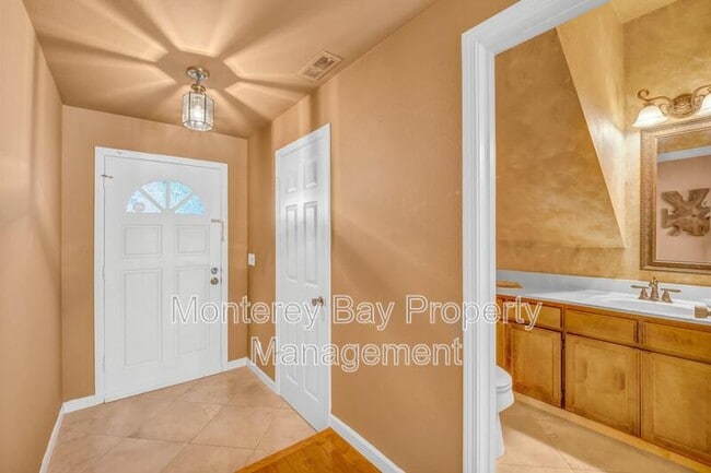 Building Photo - 98 Glen Lake Dr