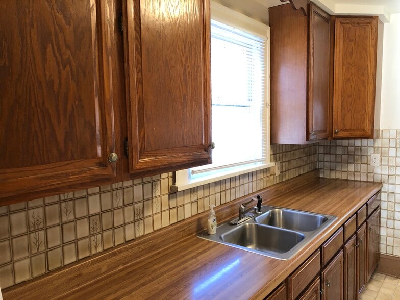 Kitchen - 509 E Vernon Ave