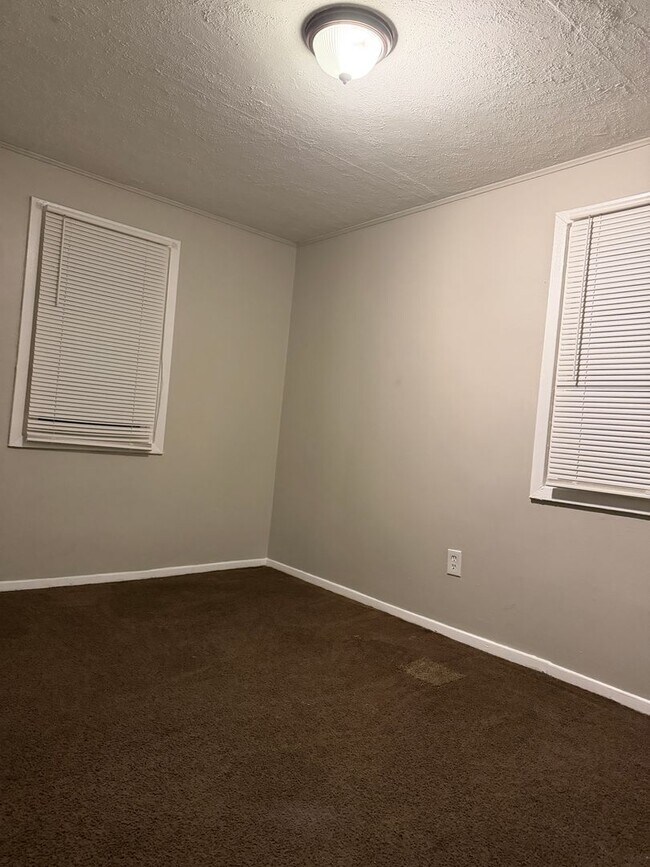 Building Photo - 861 N Drexel Ave