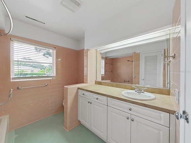 Building Photo - 1701 Laurie Ln