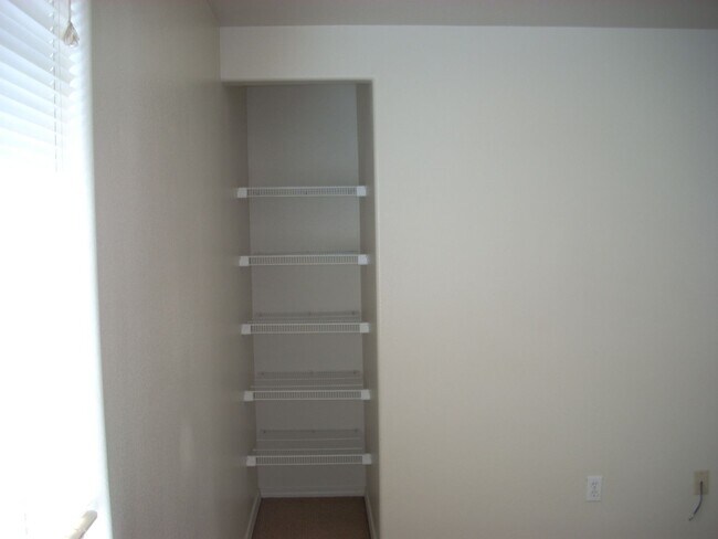 Building Photo - Conveniently Located 2 Bed/1.5 Bath Townho...