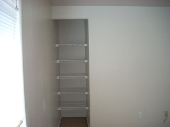 Building Photo - Conveniently Located 2 Bed/1.5 Bath Townhome in SW Redmond