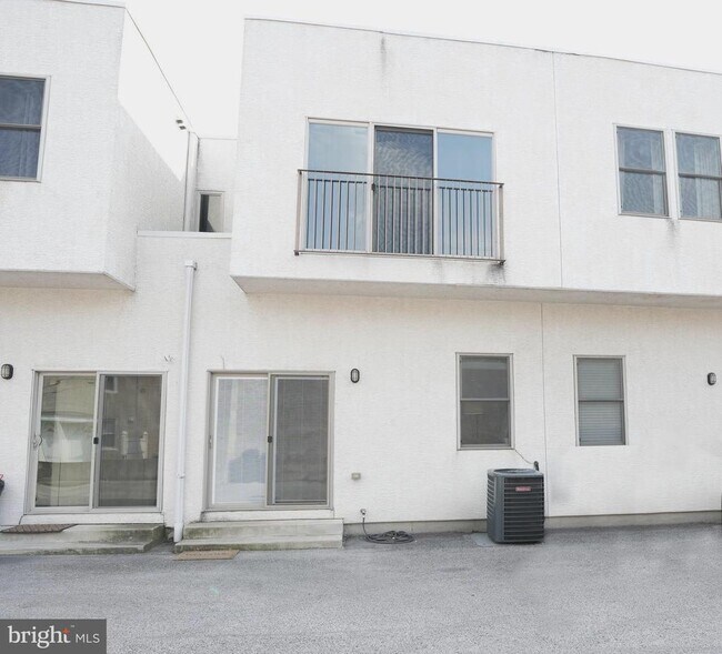 Building Photo - 341 Cantrell St