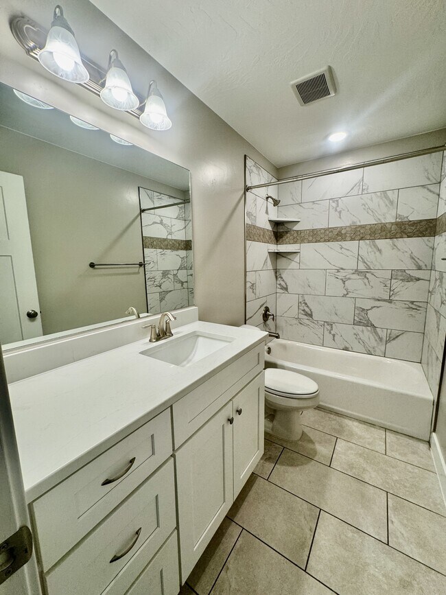 Building Photo - 2261 S Tonaquint Dr