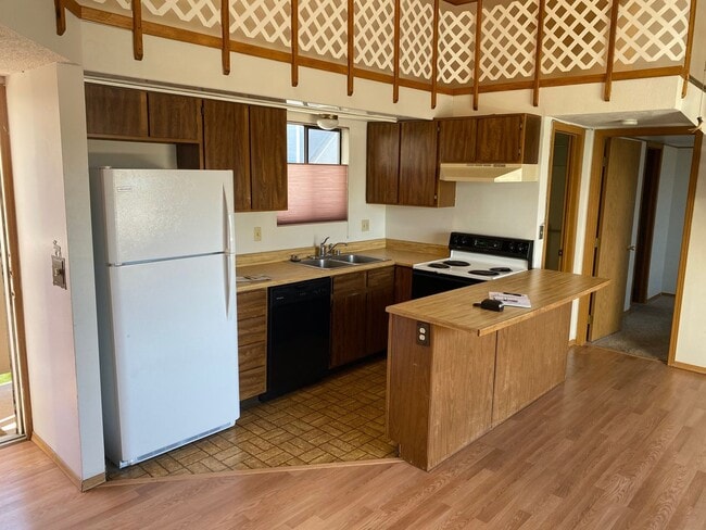 Primary Photo - NICE TOP FLOOR APARTMENT IN LITTLETON!!!