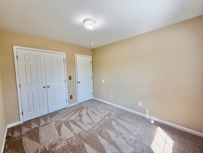 Building Photo - 3932 Laurel Glen Dr