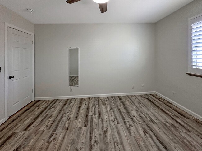 Building Photo - 1240 W Mariposa Ave