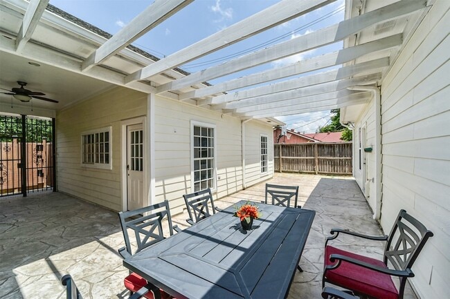 Building Photo - 9660 Fairdale Ln