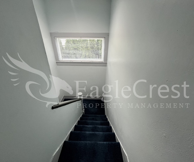 Building Photo - Comfortable 5 Bedroom Home with Modern Touches, Large Bedrooms & Front Porch