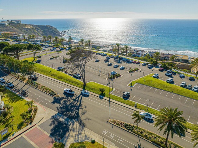 Building Photo - Remodeled 2 Bed, 2 Bath Condo with Ocean V...