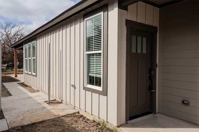 Building Photo - 380 N Dallas St