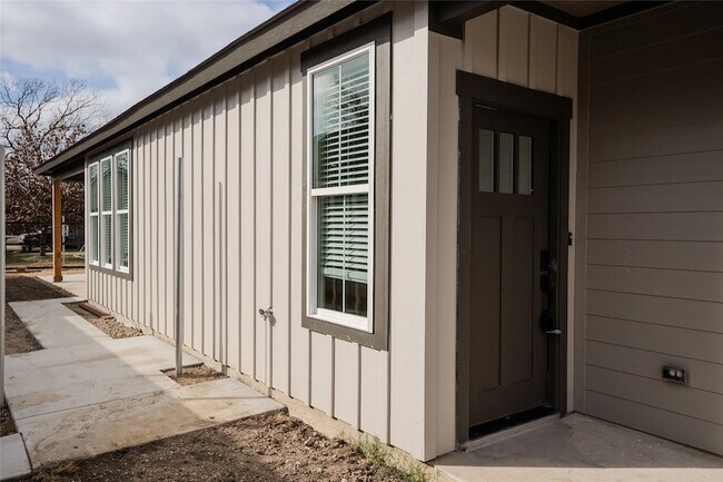 Building Photo - 390 N Dallas St