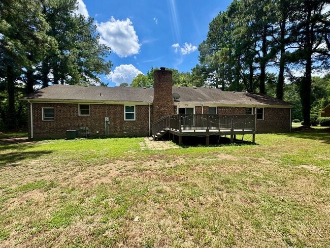 Building Photo - 102 Hunters Trail W