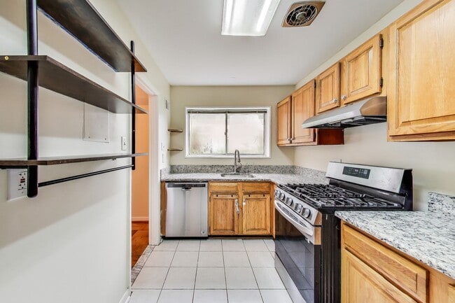 Building Photo - Spacious Parkside Condo with All Utilities...