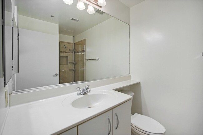 Building Photo - Logan Circle! //Professionally Managed & Recently Renovated // Studio  // Open Floor-Plan in a Mo...