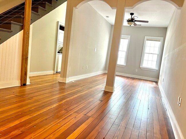 Building Photo - 406 E 31st St