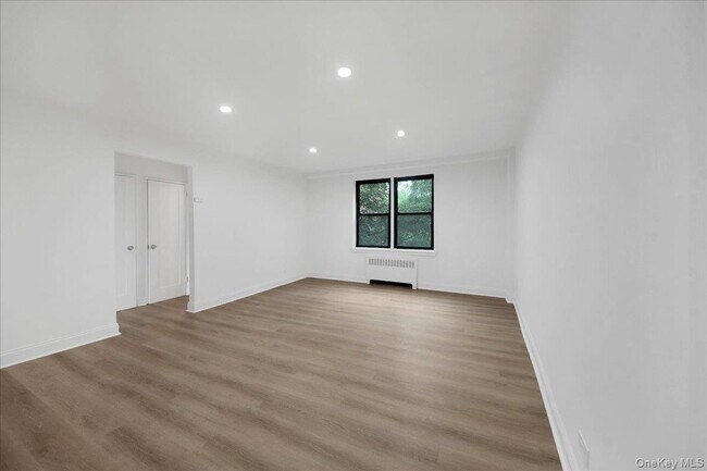 Building Photo - 3840 Greystone Ave