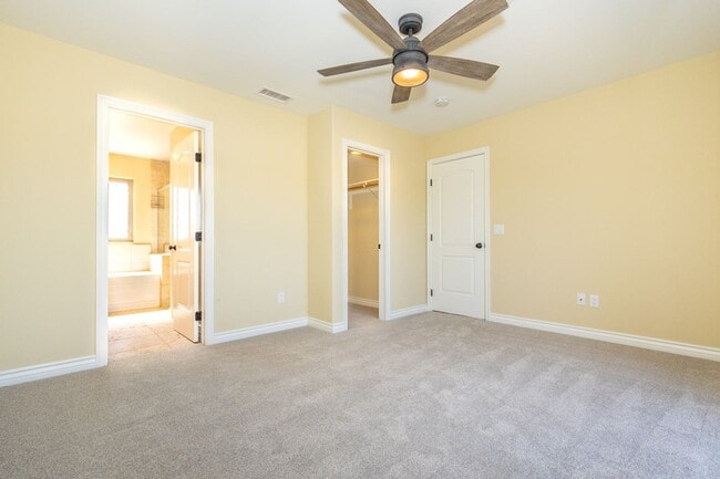 Building Photo - Beautiful 3 br/3.5ba Townhome in Pacific Beach Just Blocks to Crown Point Shores!