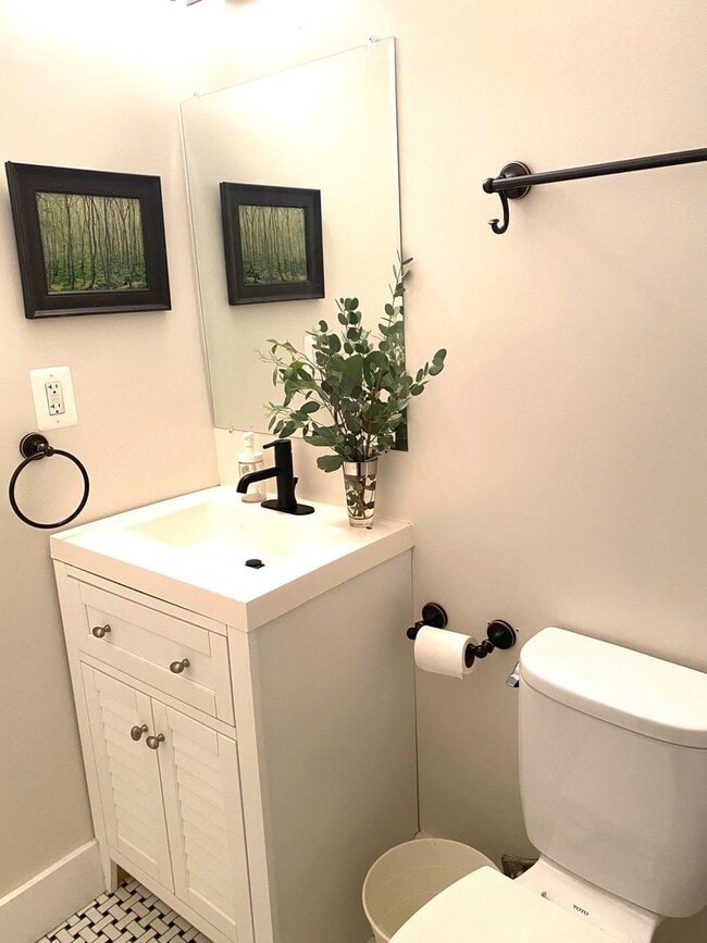 Building Photo - Beautifully remodeled 5 bed / 3 bath on pr...
