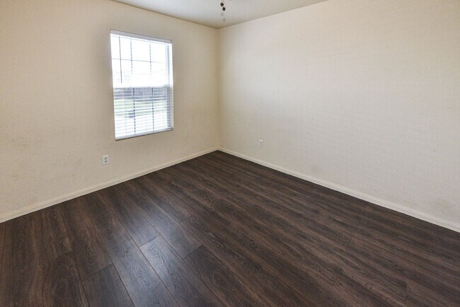 Building Photo - Elegant 4BR/3BA Home with Fireplace, Bonus Room and Open Layout!