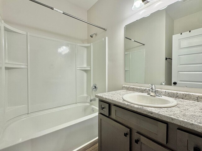 Building Photo - $500 RENT CREDIT | AVAILABLE NOW! (Pet Friendly)