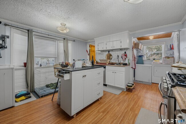 Building Photo - 349 Naubuc Ave