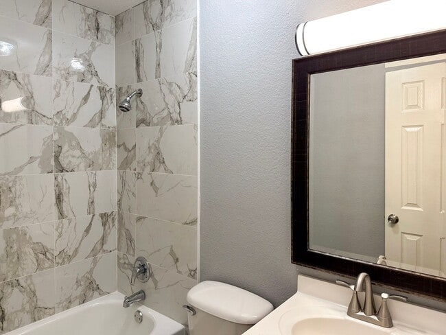 Building Photo - 3 Bedroom / 2 Bath