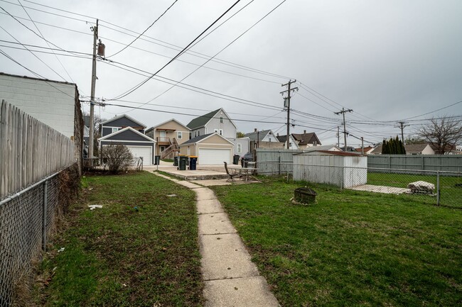 Building Photo - 3 Bedroom Single Family Home in West Allis