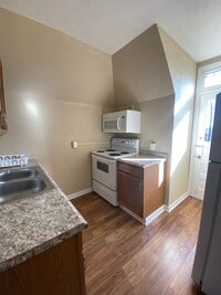 Building Photo - Awesome Edwardian era building with 4 units in Bellevue