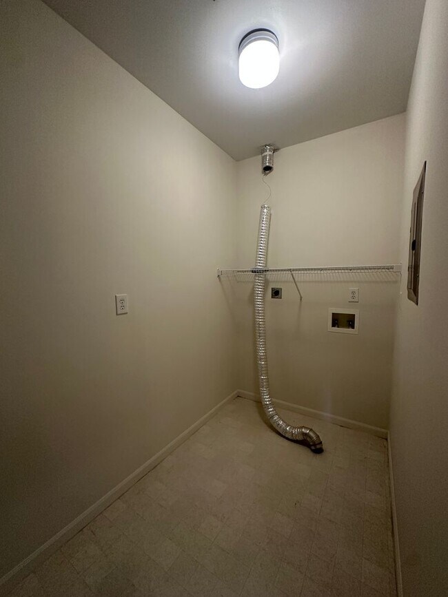 Building Photo - Spacious 2BR/2BA Townhome in Cobblestone F...