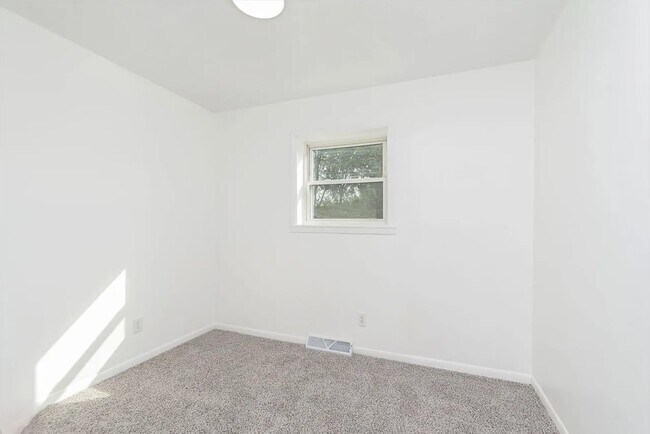 Building Photo - Renovated Duplex: Move-In Ready! 3 Bed, 1....