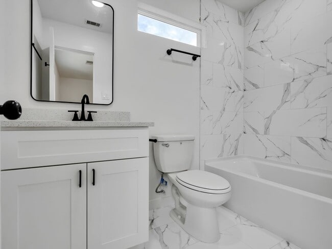 Building Photo - Spacious 3 Bed / 2.5 Bath Duplex – Move-In Ready
